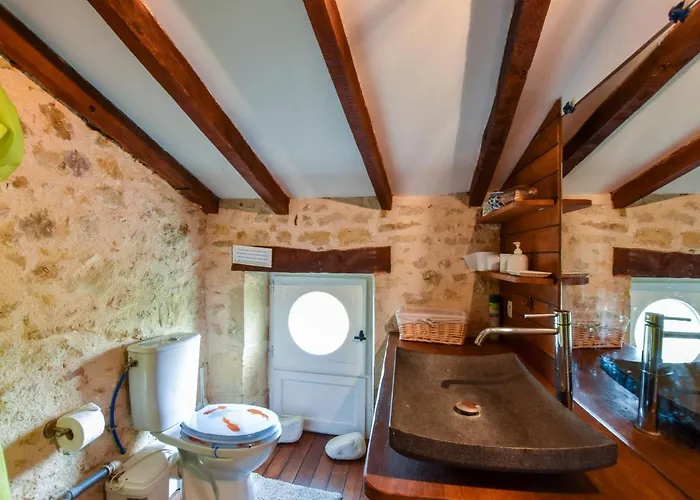 In Aquitaine With Bubble Bath Semesterbostad